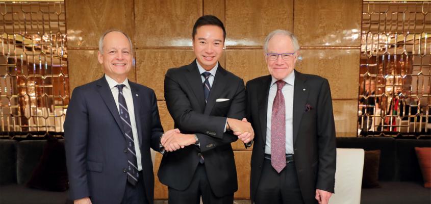Tenniel Chu shaking hands with President Gertler and Vice-President Kidd.
