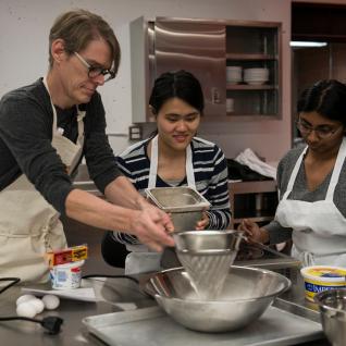 Jeffrey Pilcher working with food studies students in the test kitchen.