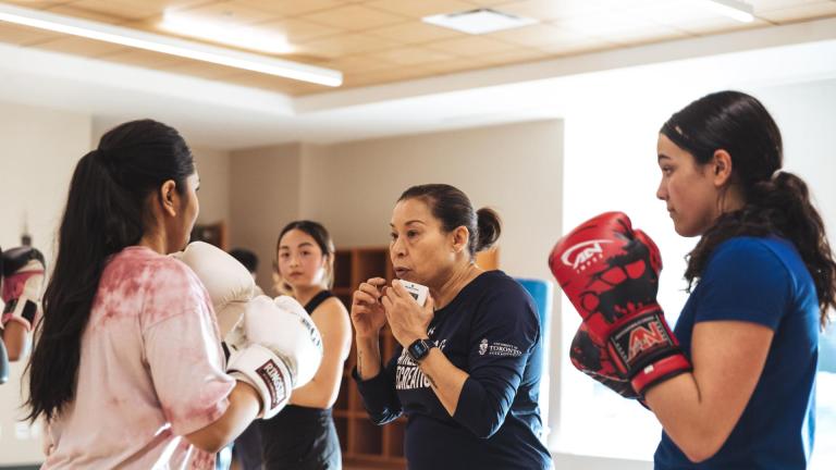 students learing boxing.