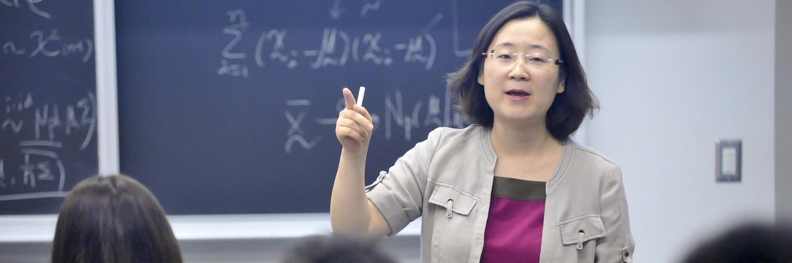 Professor Kang teaching students