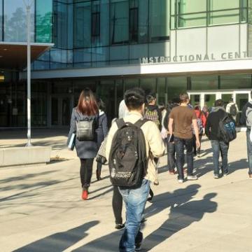 Students going into the IC building