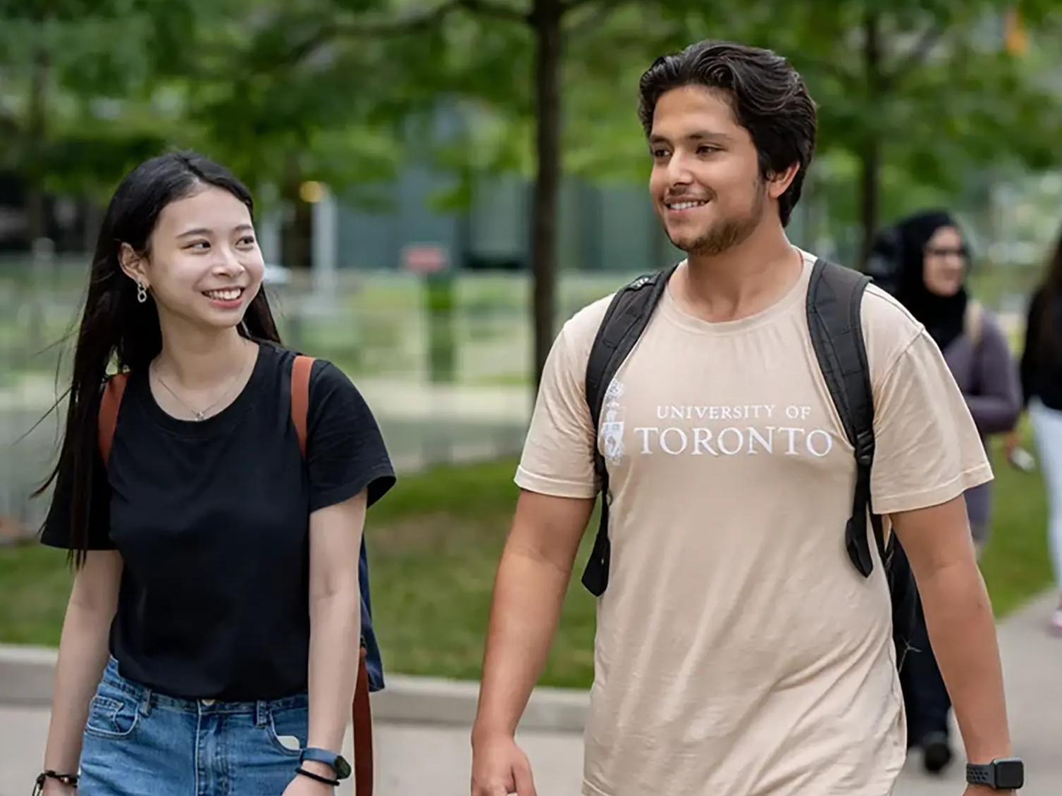 2 UofT students walking in campus