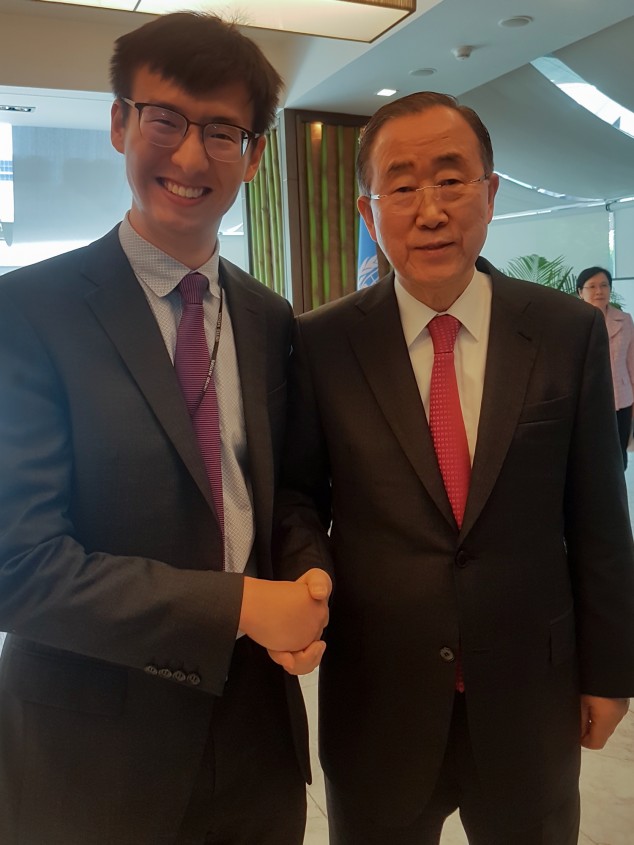 Michael Linennen shakes hands with Ban Ki-moon
