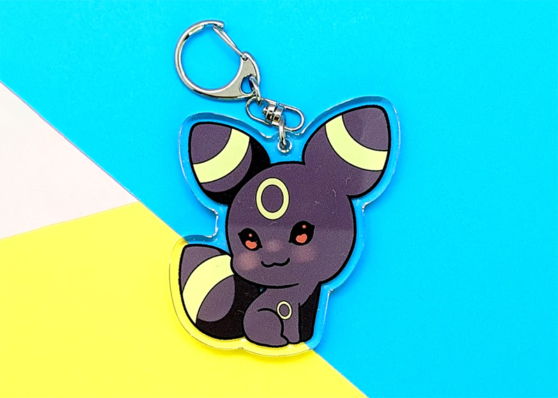 A keychain with the Pokemon Unbreon