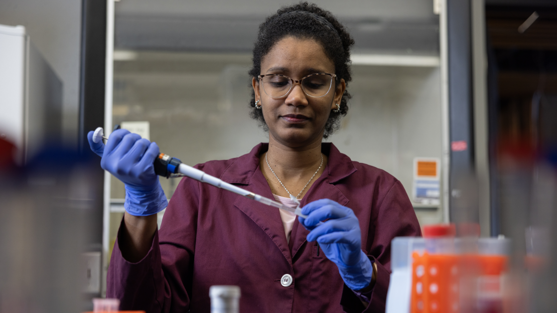 An image of Safia Omer using test tubes in a lab at U of T Scarborough