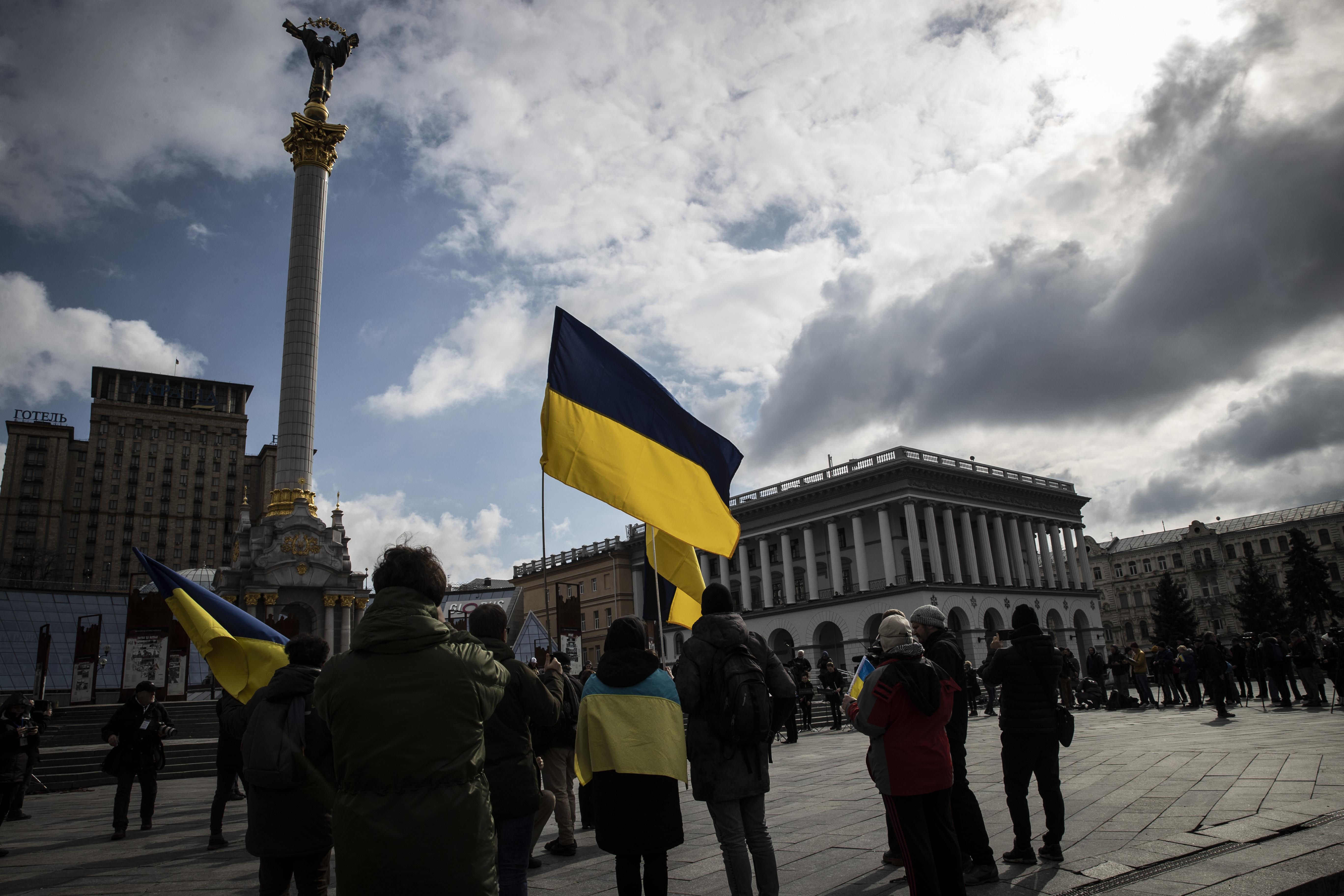 Ukranians wave flags in Kyiv