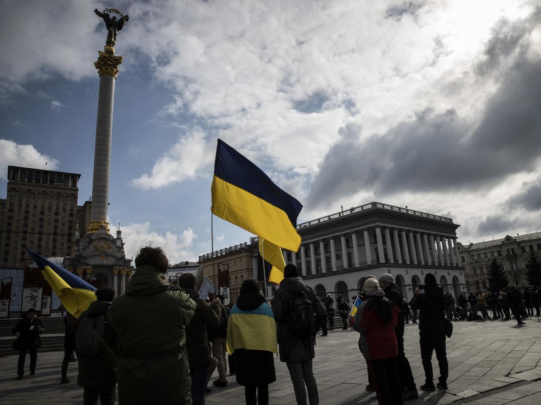 Ukranians wave flags in Kyiv
