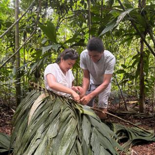 Learning how to make the roof of a traditional BriBri home